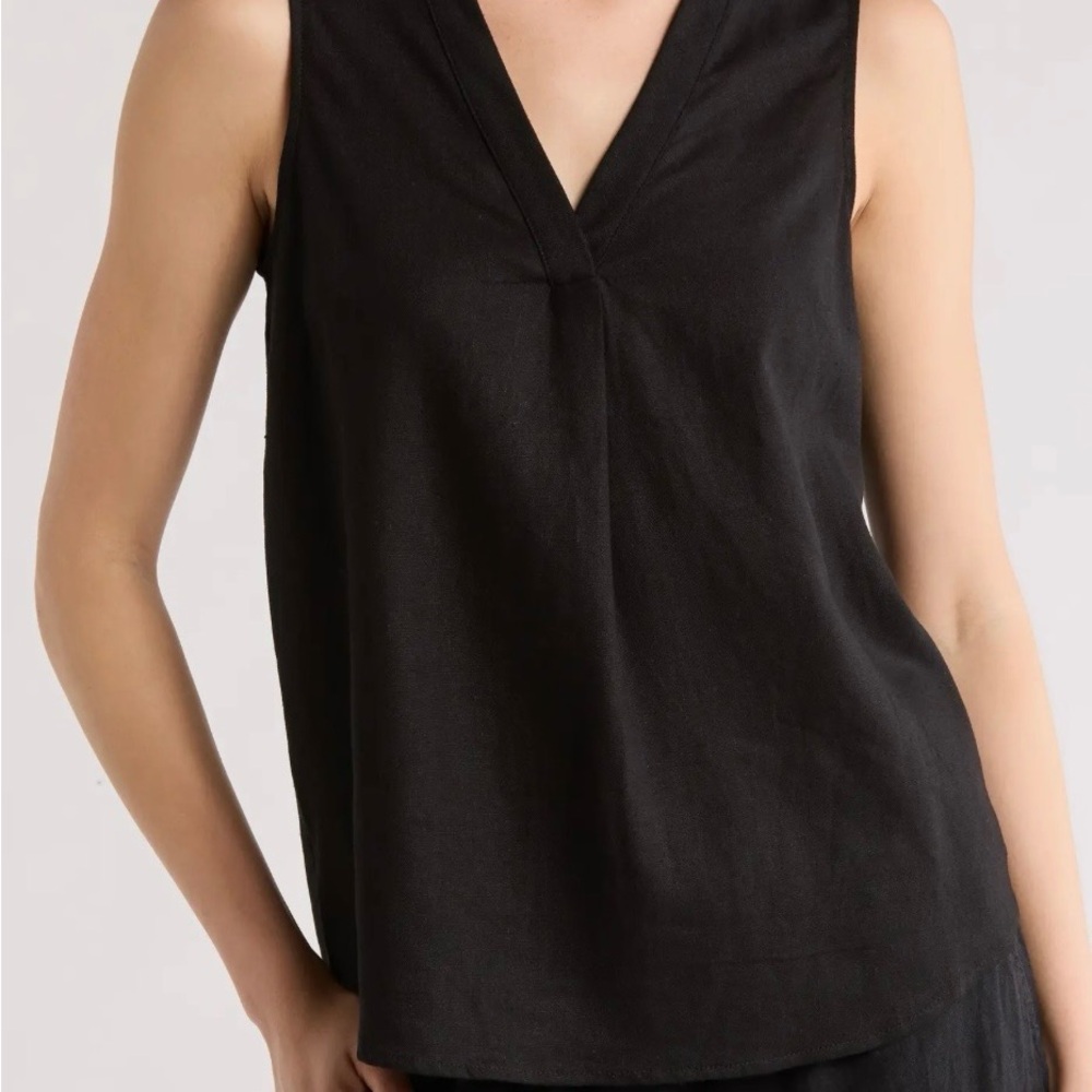 Vince Camuto Black V-Neck Tank Top